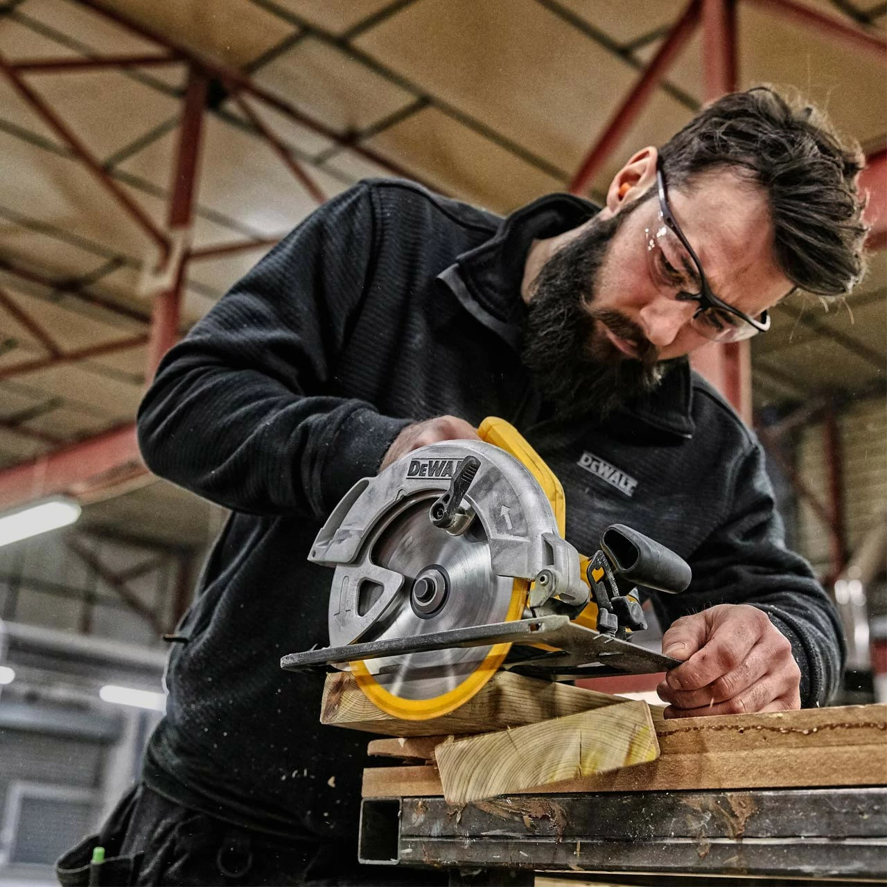 DeWalt DWE560 184mm Corded Circular Saw 850W 240V - Image 3