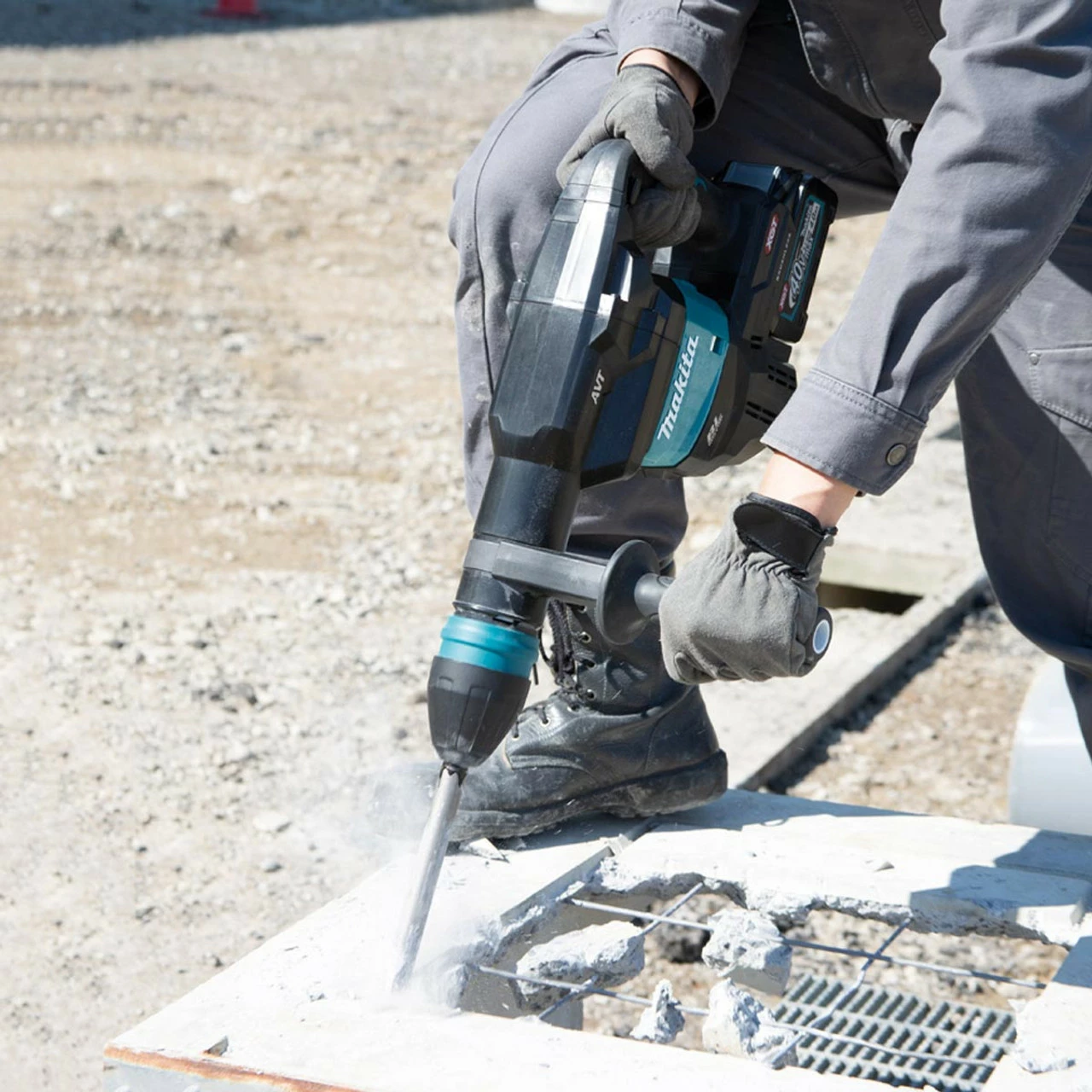 Makita HM001GD202 40V Max XGT Brushless SDS Max Demolition Hammer With 2x 2.5Ah Batteries - Image 5