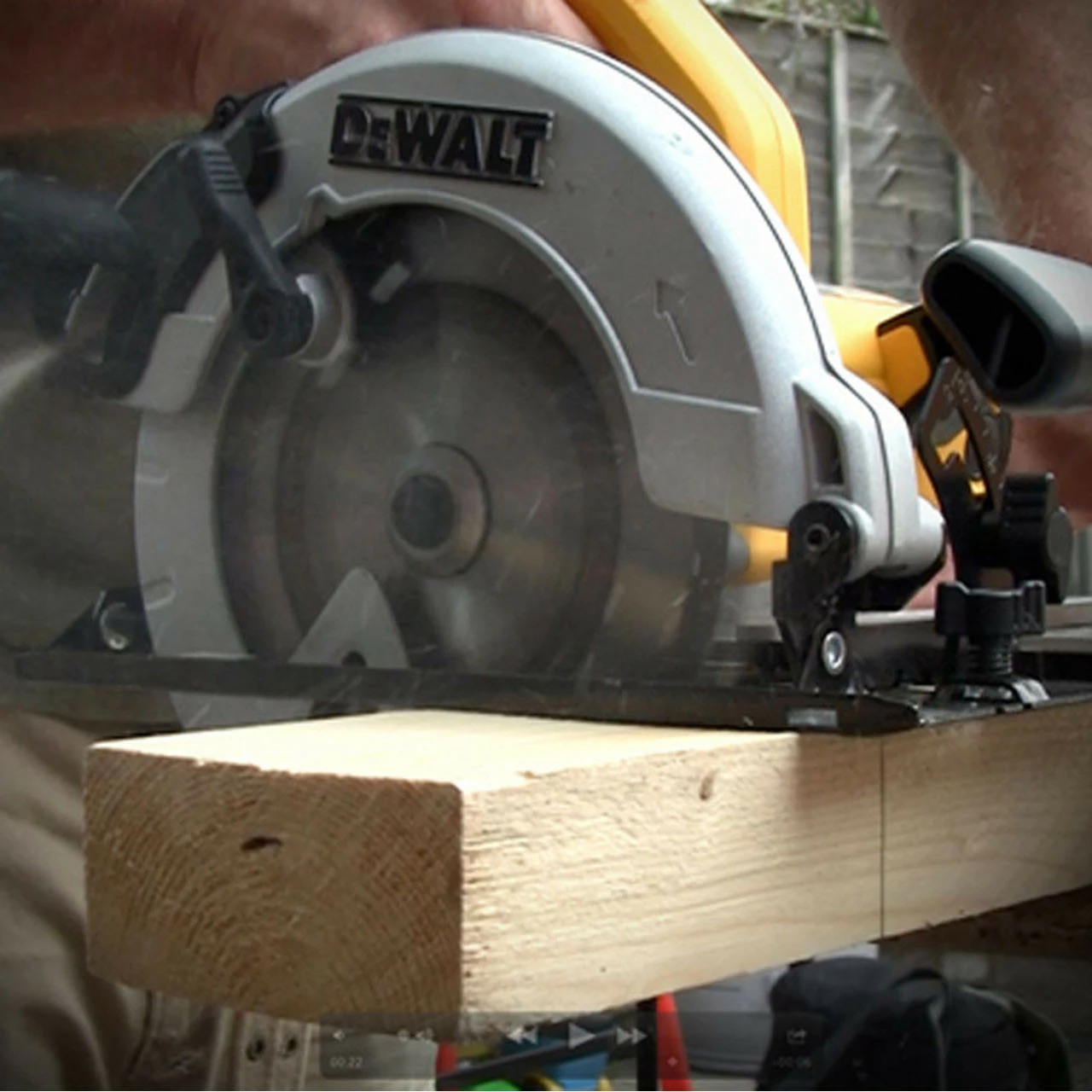DeWalt DWE560 184mm Corded Circular Saw 850W 240V - Image 4