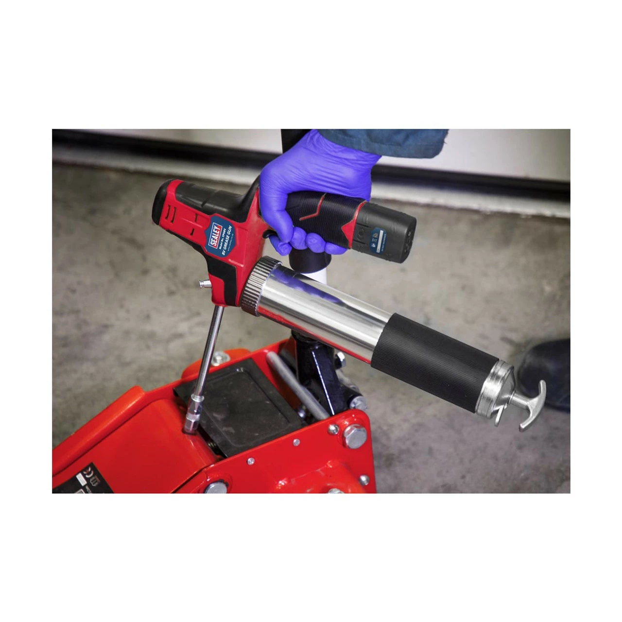 Sealey CPG8V 8V Cordless Grease Gun With 2.0Ah Battery - Image 4