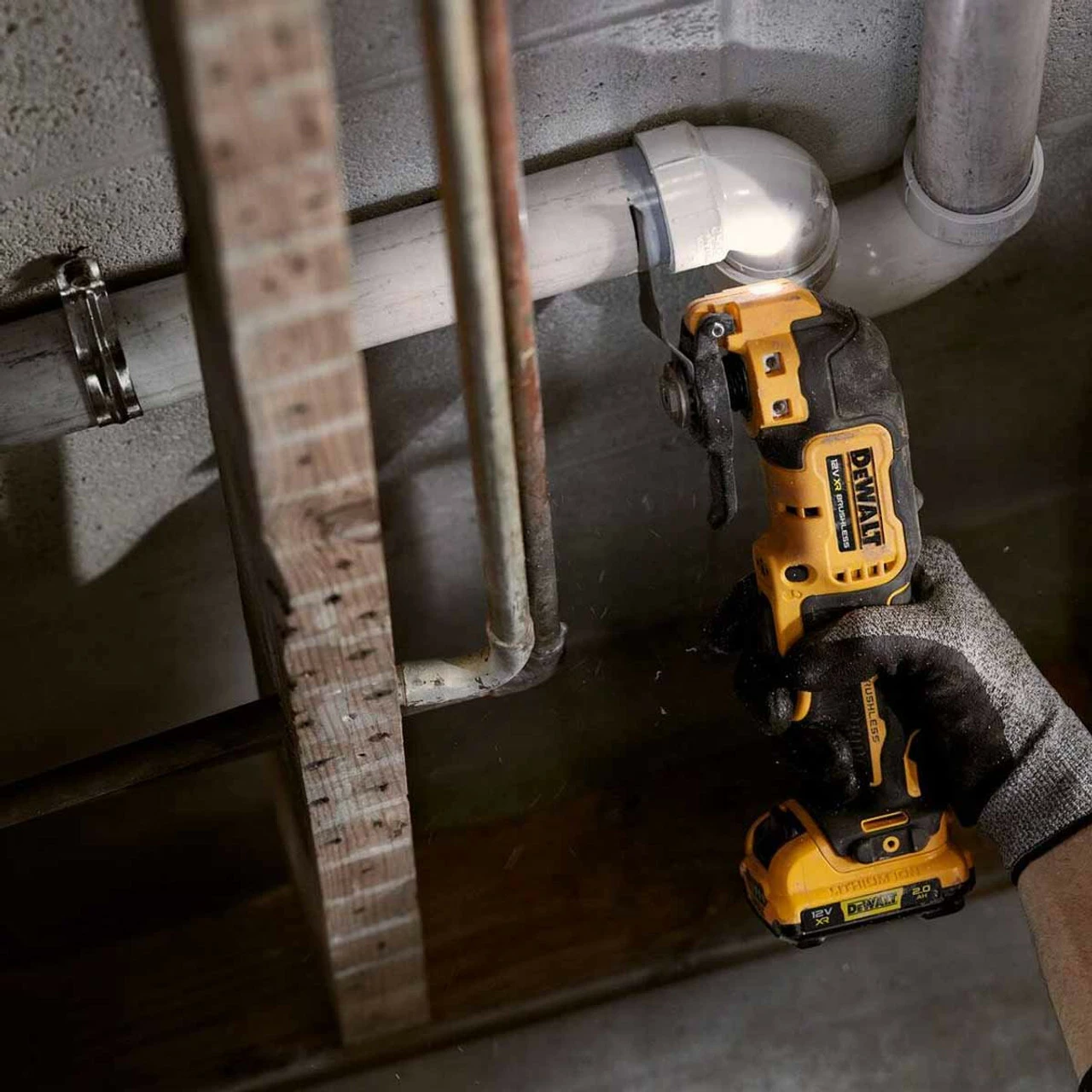 DeWalt DCS353D2 12V XR Brushless Oscillating Multi-Tool With 2x 2.0Ah Batteries & 35 Piece Accessory Set - Image 4