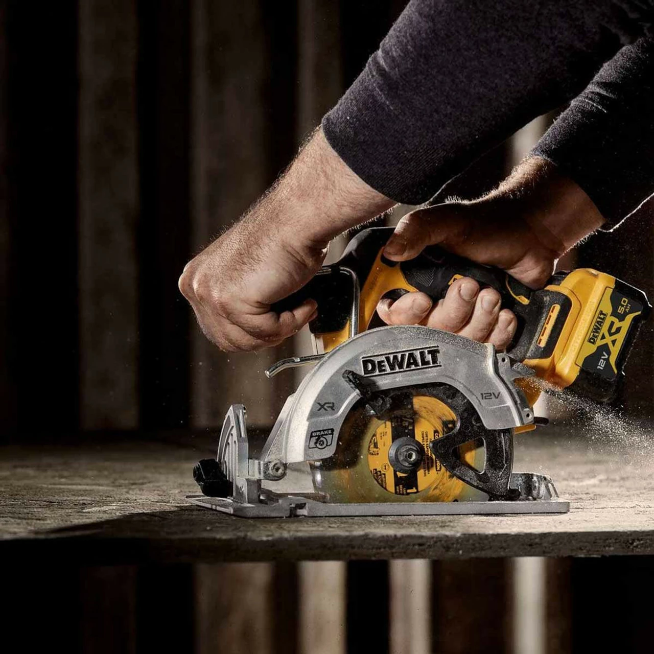 DeWalt DCS512N 12V XR Brushless 140mm Circular Saw (Body Only) - Image 4