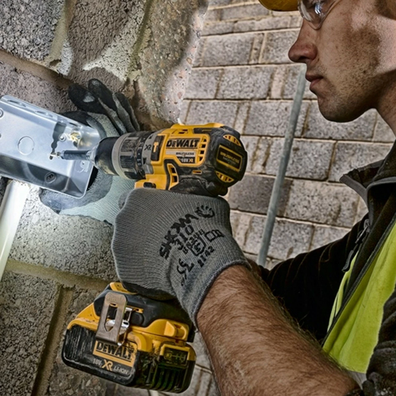 DeWalt DCD796M1 18V XR Brushless Combi Drill With 1x 4.0Ah Battery - Image 6